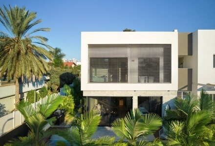 תכנון בית בעיצוב מינימליסטי עם בריכה