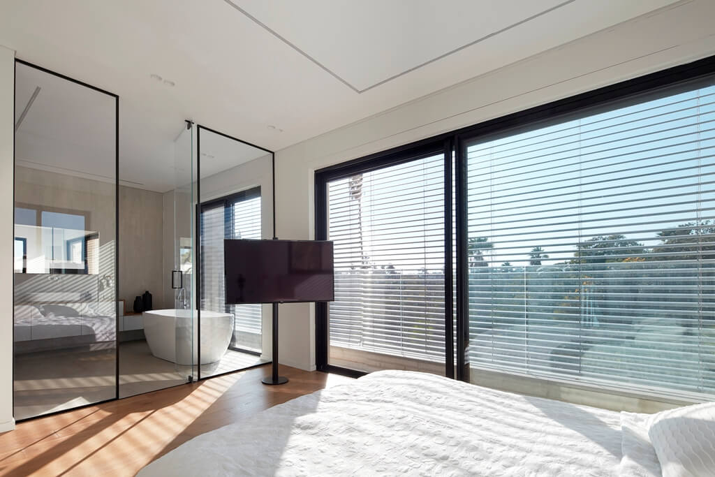 זרימה אדריכלית בין החוץ לפנים בפרויקט אדריכלות יוקרה, אדריכלית שלומית זלדמן.