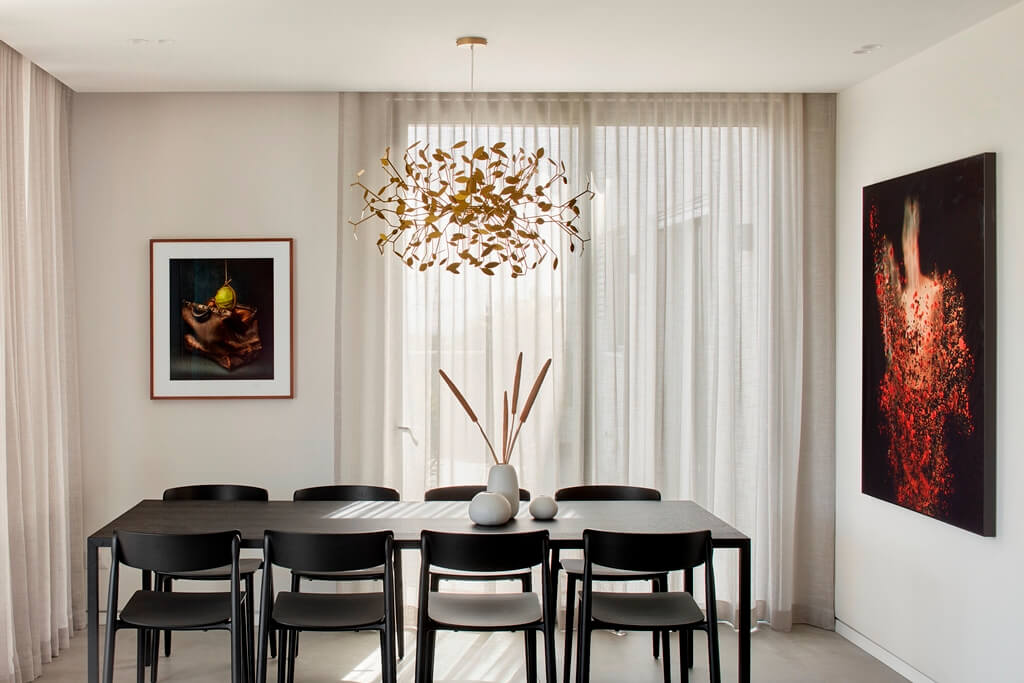 מעצבת פנים בשרון בשילוב עיצוב מודרני וחומרים טבעיים